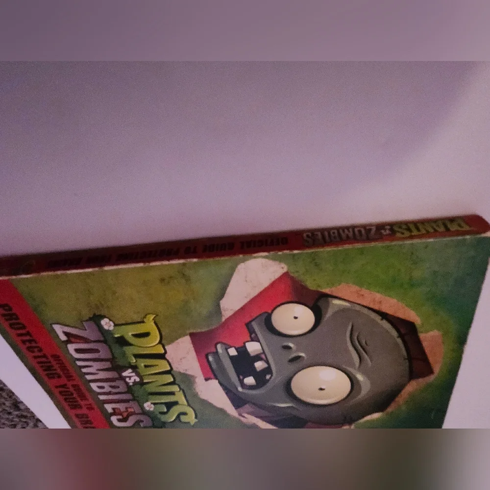Plants vs. Zombies Book - Picture 2 of 5